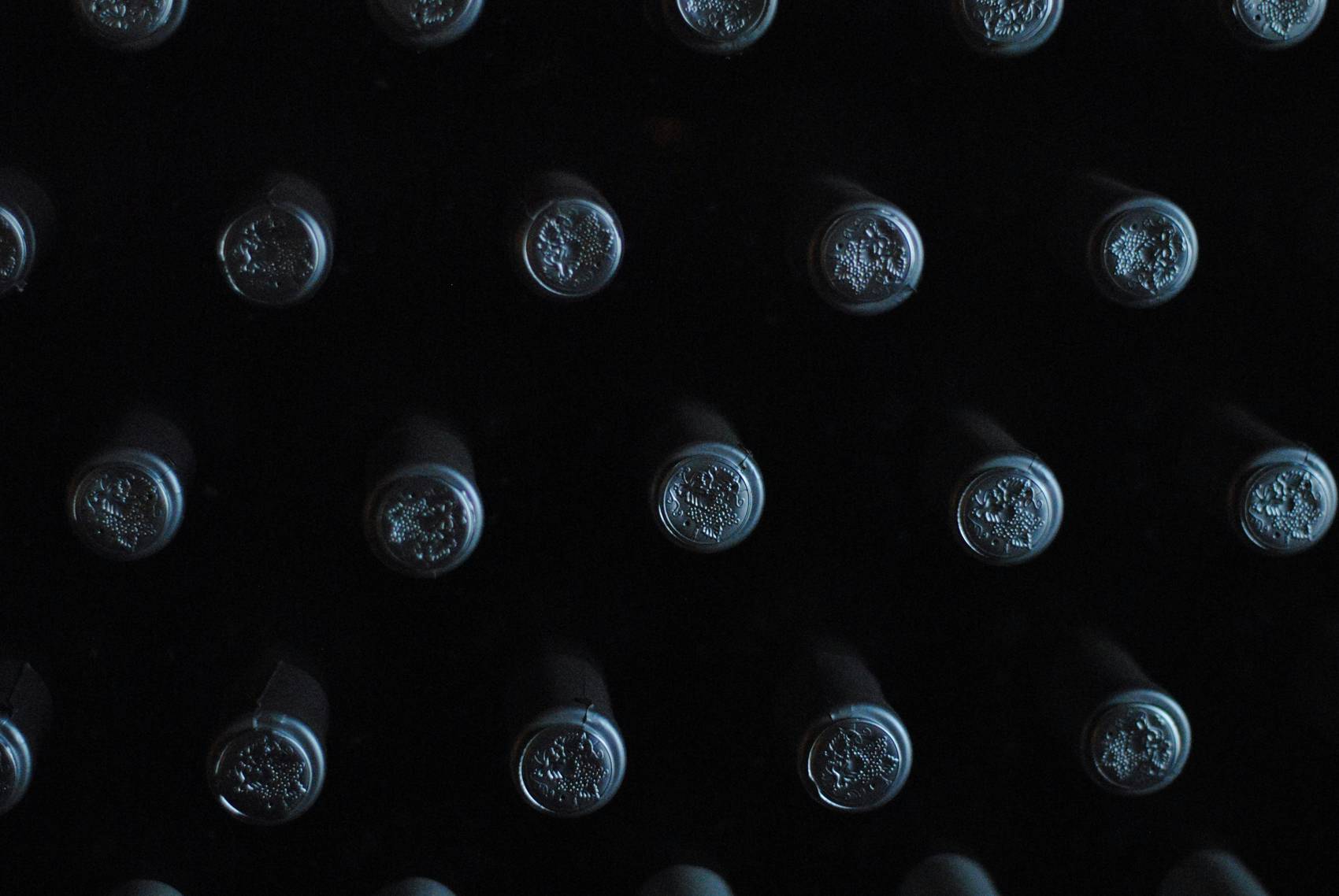 Botellas en guarda vistas desde la base