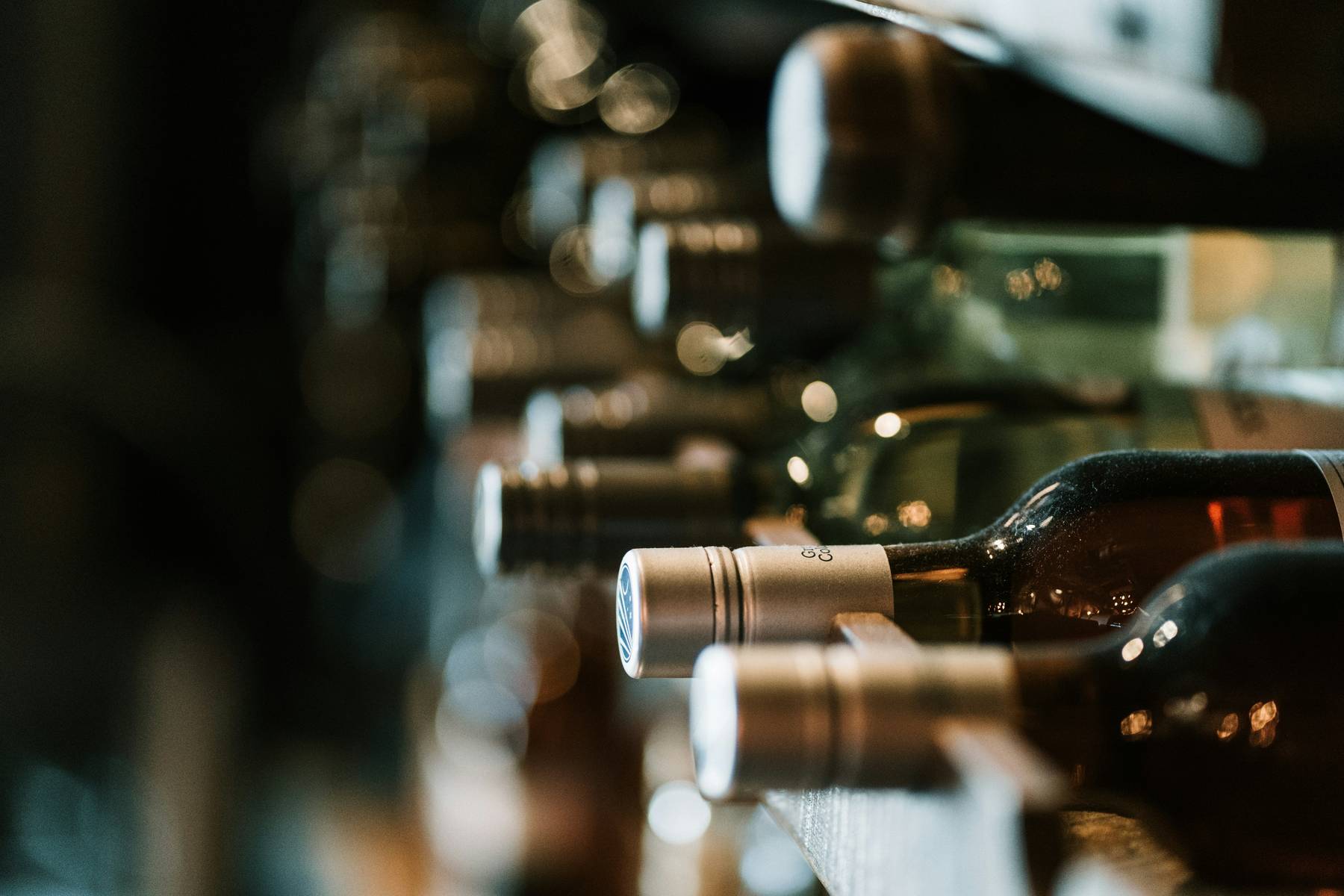 Botellas etiquetadas en rack de bodega