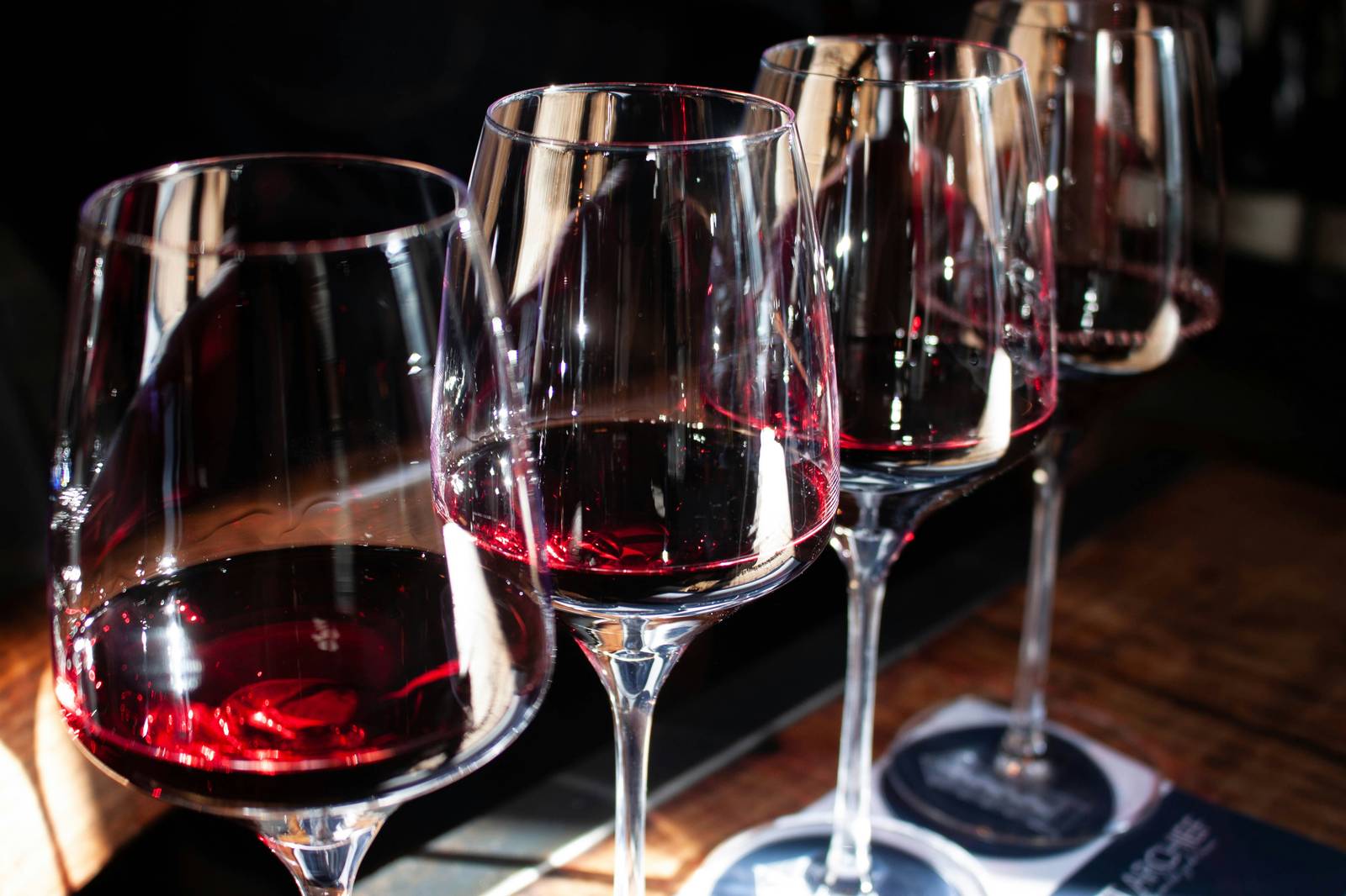 Copas de degustación con vino tinto